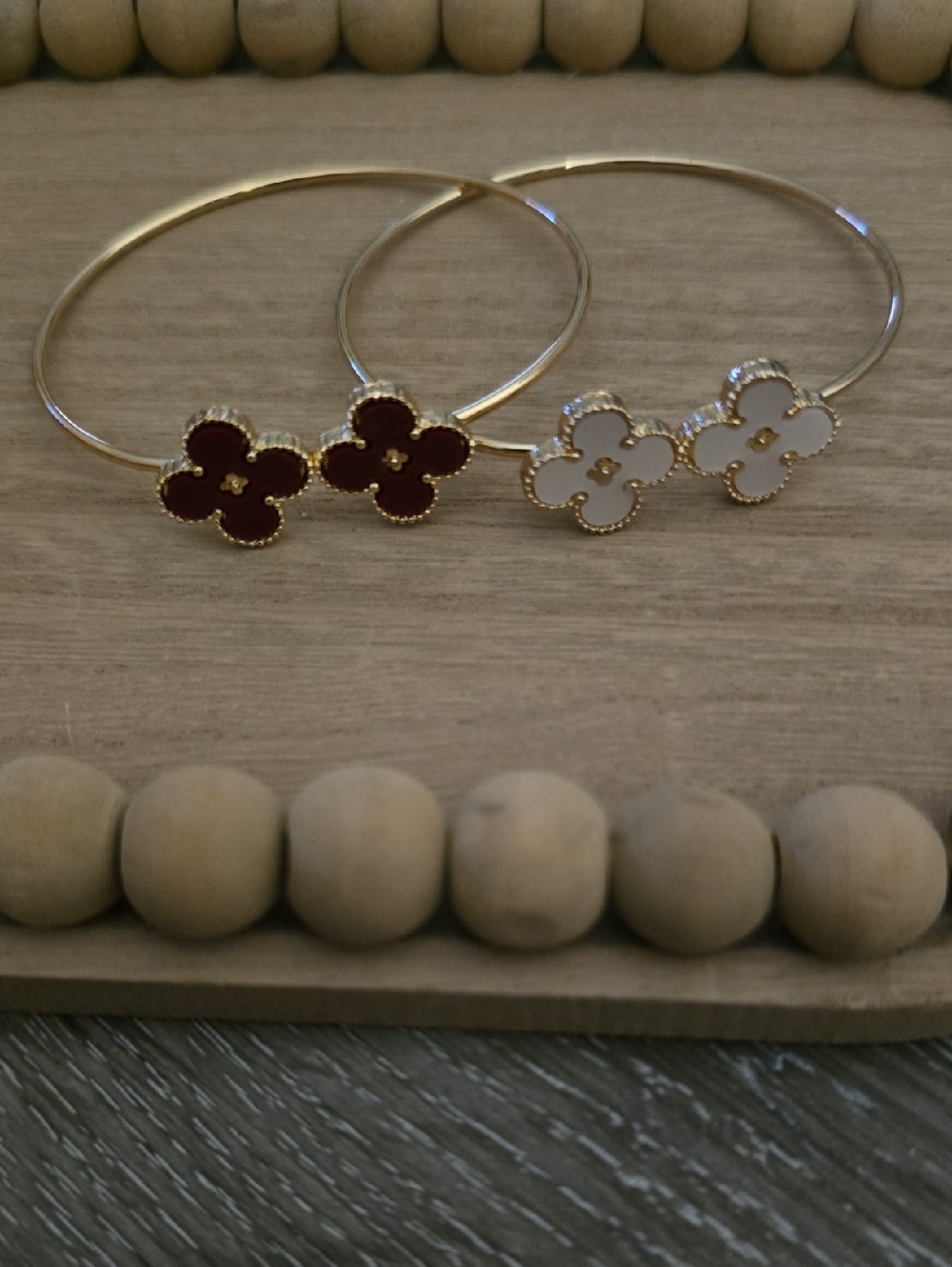 Delicate Gold Flower Bangle Bracelet Set in Red and White